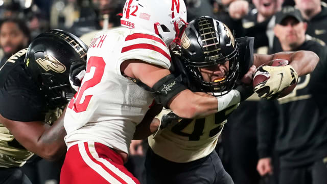 Devin Mockobee run vs Nebraska linebacker Nick Henrich 2022 Purdue football USATSI_19242323